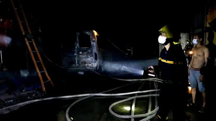 Cháy kho đông lạnh giữa đêm khuya, nhiều tài sản bị thiêu rụi - Ảnh 7. Cháy kho đông lạnh giữa đêm khuya, nhiều tài sản bị thiêu rụi - Ảnh 7.