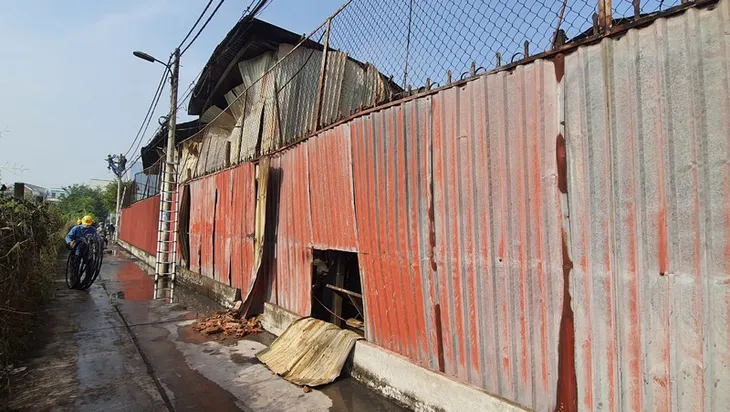 Cháy kho đông lạnh giữa đêm khuya, nhiều tài sản bị thiêu rụi - Ảnh 8. Cháy kho đông lạnh giữa đêm khuya, nhiều tài sản bị thiêu rụi - Ảnh 8.