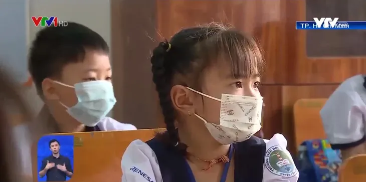 Nhiều cảm xúc ngày đầu học sinh đi học lại tại TP Hồ Chí Minh - Ảnh 1. Nhiều cảm xúc ngày đầu học sinh đi học lại tại TP Hồ Chí Minh - Ảnh 1.