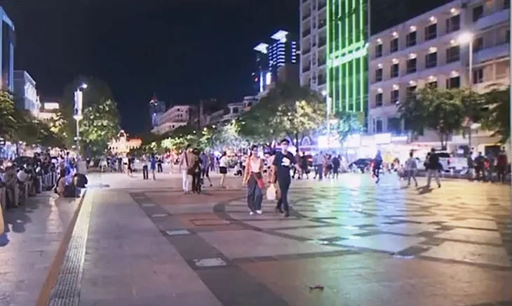 TP Hồ Chí Minh nhộn nhịp trở lại cuộc sống về đêm - Ảnh 1. TP Hồ Chí Minh nhộn nhịp trở lại cuộc sống về đêm - Ảnh 1.