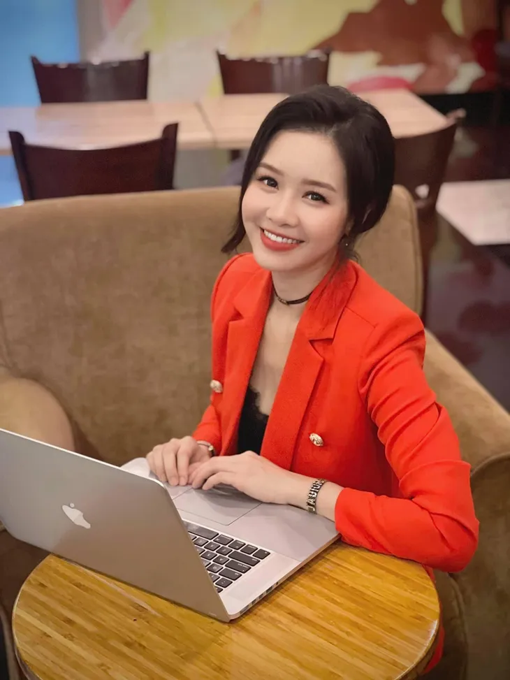 Vẻ xinh đẹp giữa đời thường của MC, biên tập viên VTV - Ảnh 6.
