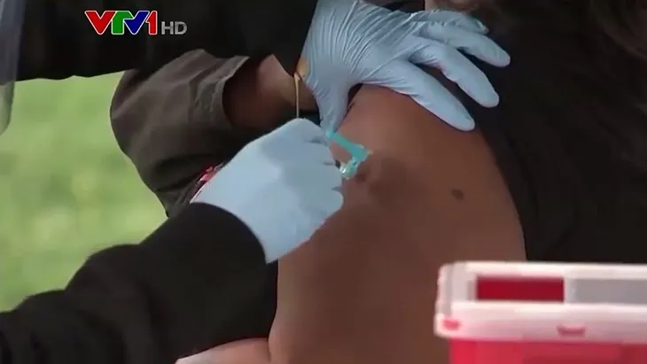 Hàng ngàn lao động Mỹ chưa tiêm vaccine có nguy cơ mất việc - Ảnh 2.