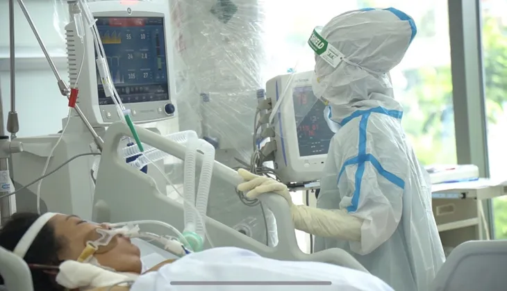 Sáng 21/10, chỉ còn gần 600 ca COVID-19 thở máy, ECMO; không bắt buộc tất cả khách đi tàu, máy bay phải xét nghiệm - Ảnh 1. Sáng 21/10, chỉ còn gần 600 ca COVID-19 thở máy, ECMO; không bắt buộc tất cả khách đi tàu, máy bay phải xét nghiệm - Ảnh 1.