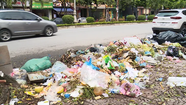Bãi rác lớn thứ hai Hà Nội quá tải, ngừng tiếp nhận rác - Ảnh 1. Bãi rác lớn thứ hai Hà Nội quá tải, ngừng tiếp nhận rác - Ảnh 1.