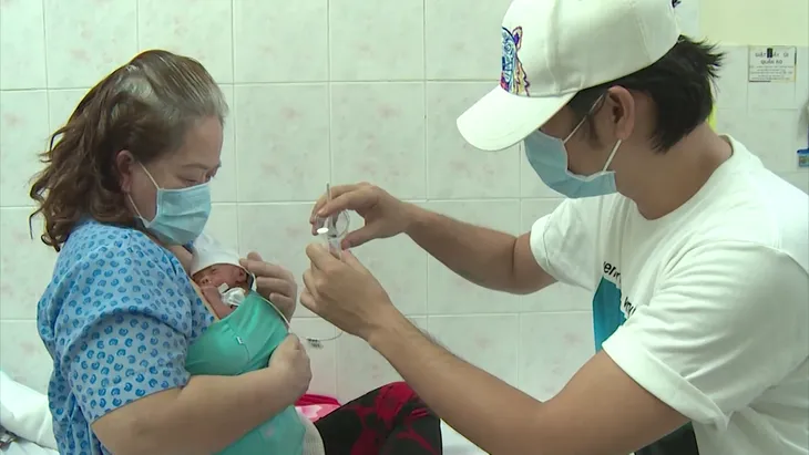 PTL Bình yên con nhé: Thắt lòng 2 bé sơ sinh mồ côi vì COVID-19, gánh nặng đặt lên vai ông bà - Ảnh 1. PTL Bình yên con nhé: Thắt lòng 2 bé sơ sinh mồ côi vì COVID-19, gánh nặng đặt lên vai ông bà - Ảnh 1.