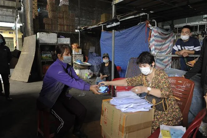 Ảnh: Chợ Long Biên chính thức hoạt động trở lại từ 0h ngày 21/10 - Ảnh 4. Ảnh: Chợ Long Biên chính thức hoạt động trở lại từ 0h ngày 21/10 - Ảnh 4.