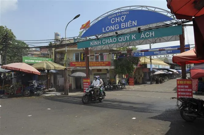 Ảnh: Chợ Long Biên chính thức hoạt động trở lại từ 0h ngày 21/10 - Ảnh 3. Ảnh: Chợ Long Biên chính thức hoạt động trở lại từ 0h ngày 21/10 - Ảnh 3.