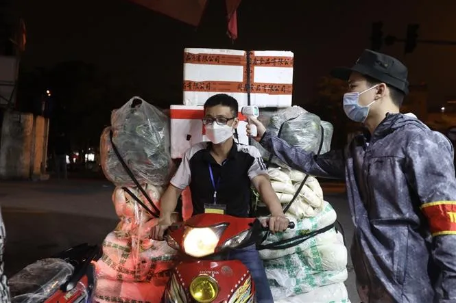 Ảnh: Chợ Long Biên chính thức hoạt động trở lại từ 0h ngày 21/10 - Ảnh 12. Ảnh: Chợ Long Biên chính thức hoạt động trở lại từ 0h ngày 21/10 - Ảnh 12.