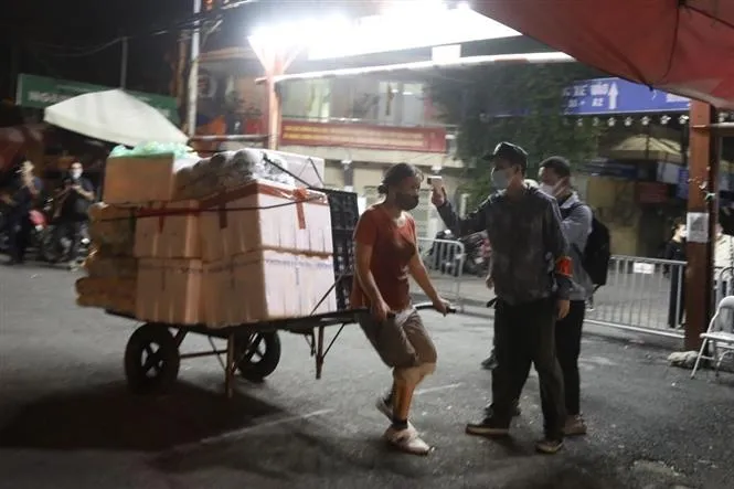 Ảnh: Chợ Long Biên chính thức hoạt động trở lại từ 0h ngày 21/10 - Ảnh 11. Ảnh: Chợ Long Biên chính thức hoạt động trở lại từ 0h ngày 21/10 - Ảnh 11.