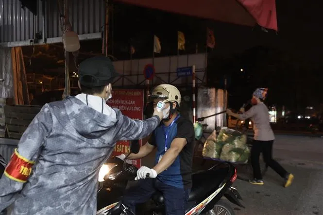 Ảnh: Chợ Long Biên chính thức hoạt động trở lại từ 0h ngày 21/10 - Ảnh 10. Ảnh: Chợ Long Biên chính thức hoạt động trở lại từ 0h ngày 21/10 - Ảnh 10.