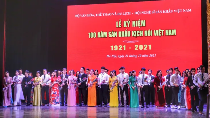 Nghệ sĩ hội ngộ kỷ niệm Tuần lễ 100 năm Sân khấu kịch nói Việt Nam - Ảnh 1. Nghệ sĩ hội ngộ kỷ niệm Tuần lễ 100 năm Sân khấu kịch nói Việt Nam - Ảnh 1.
