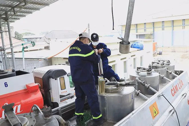Hàng chục cảnh sát có vũ trang vây ráp công ty xăng dầu lớn nhất Bà Rịa - Vũng Tàu - Ảnh 1. Hàng chục cảnh sát có vũ trang vây ráp công ty xăng dầu lớn nhất Bà Rịa - Vũng Tàu - Ảnh 1.