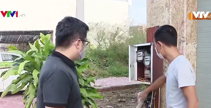 Hàng trăm hộ dân khu tái định cư phải dùng điện, nước tạm bợ - Ảnh 1. Hàng trăm hộ dân khu tái định cư phải dùng điện, nước tạm bợ - Ảnh 1.