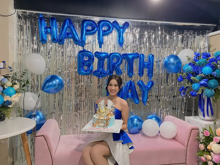 Tiểu Vy “lột” trang sức hàng hiệu tặng sinh nhật Hoa hậu Đỗ Hà - Ảnh 2. Tiểu Vy “lột” trang sức hàng hiệu tặng sinh nhật Hoa hậu Đỗ Hà - Ảnh 2.