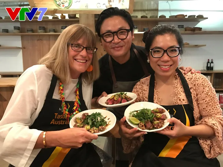 Con đường vươn tới các sàn diễn thời trang nổi tiếng thế giới của NTK gốc Việt Betty Trần - Ảnh 3. Con đường vươn tới các sàn diễn thời trang nổi tiếng thế giới của NTK gốc Việt Betty Trần - Ảnh 3.