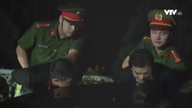 Hương vị tình thân: Ông Tấn bị bắt, Thy thoát chết nhưng có chịu quả báo? - Ảnh 20. Hương vị tình thân: Ông Tấn bị bắt, Thy thoát chết nhưng có chịu quả báo? - Ảnh 20.
