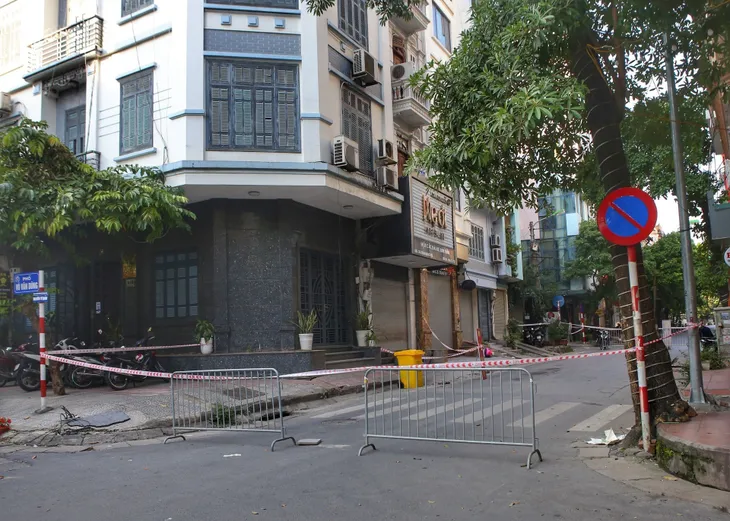 Hà Nội phong tỏa cửa hàng cắt tóc ở quận Đống Đa vì ca mắc COVID-19 - Ảnh 1. Hà Nội phong tỏa cửa hàng cắt tóc ở quận Đống Đa vì ca mắc COVID-19 - Ảnh 1.