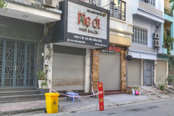 Hà Nội phong tỏa cửa hàng cắt tóc ở quận Đống Đa vì ca mắc COVID-19 - Ảnh 2. Hà Nội phong tỏa cửa hàng cắt tóc ở quận Đống Đa vì ca mắc COVID-19 - Ảnh 2.