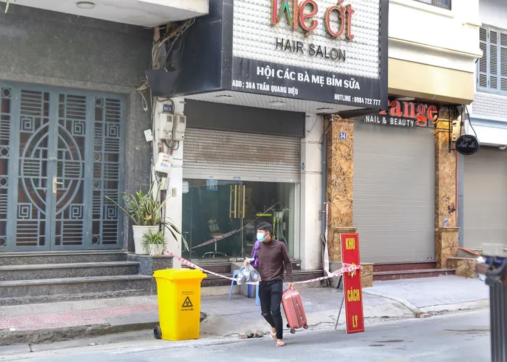 Hà Nội phong tỏa cửa hàng cắt tóc ở quận Đống Đa vì ca mắc COVID-19 - Ảnh 3. Hà Nội phong tỏa cửa hàng cắt tóc ở quận Đống Đa vì ca mắc COVID-19 - Ảnh 3.