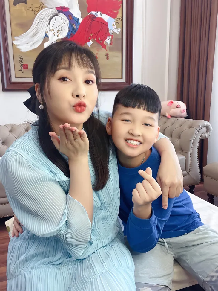 Nhan sắc thay đổi của Bảo Thanh từ sau sinh con gái - Ảnh 9. Nhan sắc thay đổi của Bảo Thanh từ sau sinh con gái - Ảnh 9.