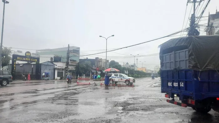Bình Định: Mưa lớn cuốn trôi 5m cầu, giao thông ngưng trệ - Ảnh 4. Bình Định: Mưa lớn cuốn trôi 5m cầu, giao thông ngưng trệ - Ảnh 4.