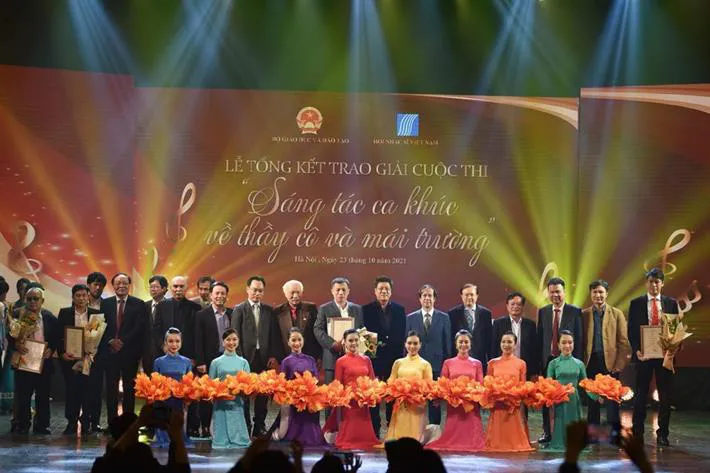 Cuộc thi Sáng tác ca khúc về thầy cô và mái trường chọn được 2 tác phẩm giải Nhất - Ảnh 1. Cuộc thi Sáng tác ca khúc về thầy cô và mái trường chọn được 2 tác phẩm giải Nhất - Ảnh 1.