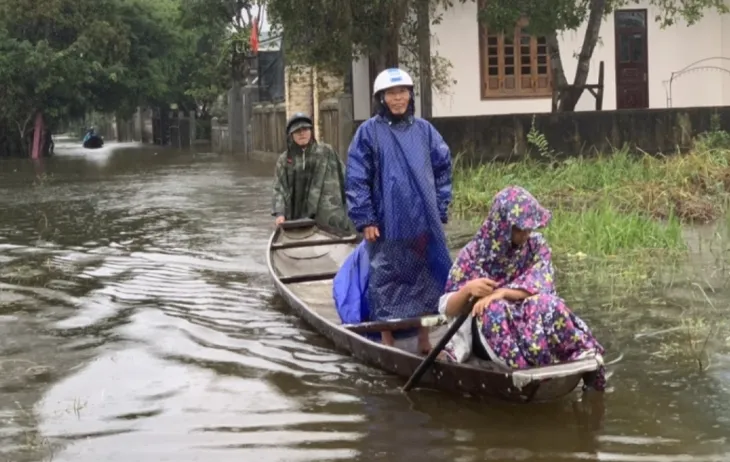 Mưa lũ gây chia cắt, ngập lụt nhiều nơi - Ảnh 2. Mưa lũ gây chia cắt, ngập lụt nhiều nơi - Ảnh 2.