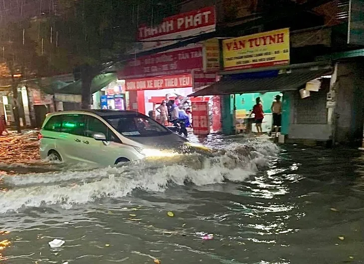 Nhiều tuyến đường tại TP Hồ Chí Minh ngập nặng sau cơn mưa lớn - Ảnh 1. Nhiều tuyến đường tại TP Hồ Chí Minh ngập nặng sau cơn mưa lớn - Ảnh 1.