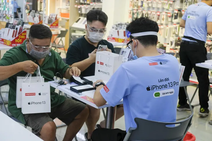 CellphoneS mở bán gần 19.000 đơn đặt hàng iPhone 13 series chính hãng - Ảnh 1. CellphoneS mở bán gần 19.000 đơn đặt hàng iPhone 13 series chính hãng - Ảnh 1.