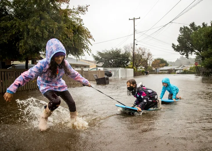 Mưa bão lớn đổ xuống California, gây sạt lở, ngập lụt trên diện rộng - Ảnh 1. Mưa bão lớn đổ xuống California, gây sạt lở, ngập lụt trên diện rộng - Ảnh 1.