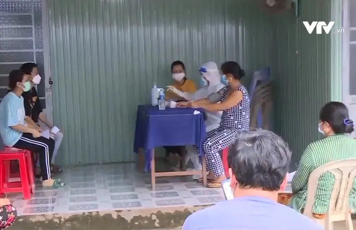 Bến Tre khẩn trương tiêm vaccine cho lao động để quay trở lại thành phố - Ảnh 1. Bến Tre khẩn trương tiêm vaccine cho lao động để quay trở lại thành phố - Ảnh 1.