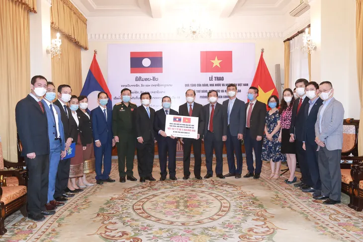Việt Nam hỗ trợ khẩn cấp hơn 2 triệu USD và vật tư y tế cho Lào chống đợt COVID-19 mới - Ảnh 1. Việt Nam hỗ trợ khẩn cấp hơn 2 triệu USD và vật tư y tế cho Lào chống đợt COVID-19 mới - Ảnh 1.