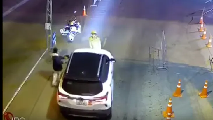 Tạm giữ tài xế đâm trực diện cảnh sát giao thông ở chốt kiểm soát COVID-19 - Ảnh 1. Tạm giữ tài xế đâm trực diện cảnh sát giao thông ở chốt kiểm soát COVID-19 - Ảnh 1.