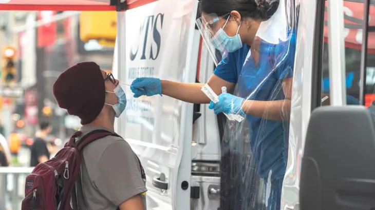 Tổng thống Mỹ ký thông qua quy định mới về vaccine COVID-19 với người nhập cảnh - Ảnh 1. Tổng thống Mỹ ký thông qua quy định mới về vaccine COVID-19 với người nhập cảnh - Ảnh 1.