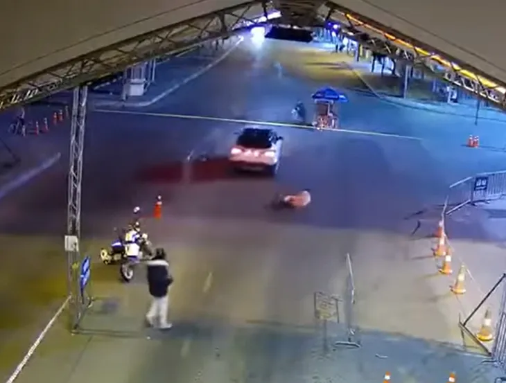 Tạm giữ tài xế đâm trực diện cảnh sát giao thông ở chốt kiểm soát COVID-19 - Ảnh 2. Tạm giữ tài xế đâm trực diện cảnh sát giao thông ở chốt kiểm soát COVID-19 - Ảnh 2.