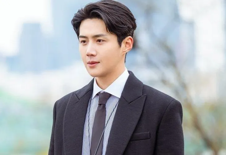 Bê bối tình ái của nam chính Hometown Cha-Cha-Cha: Dispatch tung loạt nghi vấn về lời tố cáo của bạn gái cũ - Ảnh 1. Bê bối tình ái của nam chính Hometown Cha-Cha-Cha: Dispatch tung loạt nghi vấn về lời tố cáo của bạn gái cũ - Ảnh 1.
