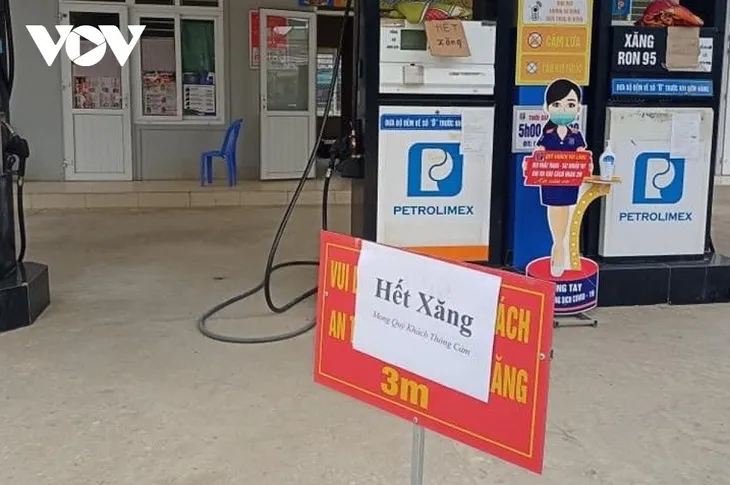 Hàng loạt cửa hàng ở miền núi Nghệ An đồng loạt treo biển hết xăng - Ảnh 1. Hàng loạt cửa hàng ở miền núi Nghệ An đồng loạt treo biển hết xăng - Ảnh 1.
