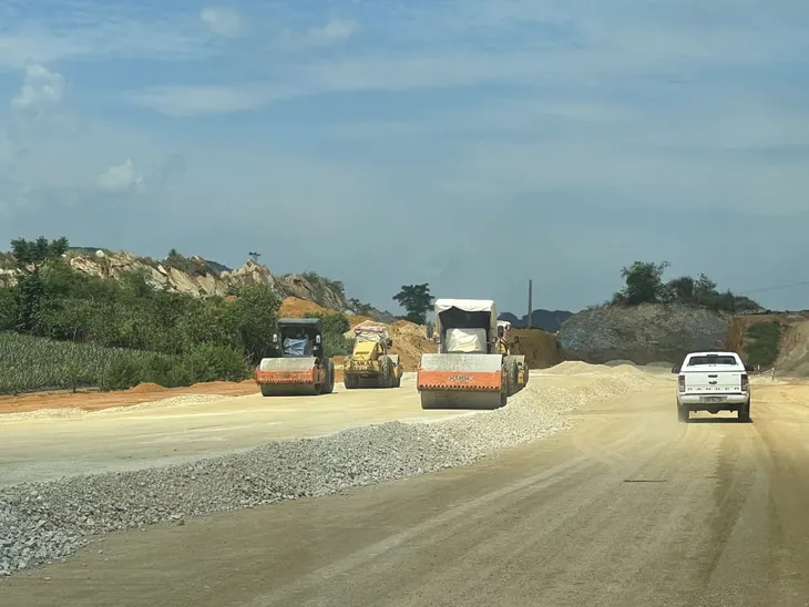 Nghị quyết 113 đã cơ bản tháo gỡ khó khăn về vật liệu làm cao tốc Bắc-Nam - Ảnh 1. Nghị quyết 113 đã cơ bản tháo gỡ khó khăn về vật liệu làm cao tốc Bắc-Nam - Ảnh 1.