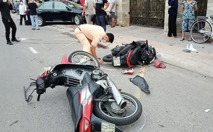 Ô tô húc văng hàng loạt xe máy, nhiều người bị thương - Ảnh 3.