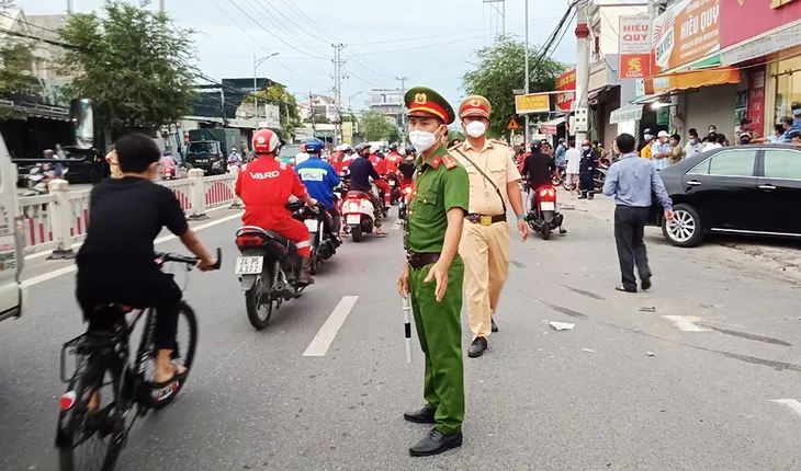 Ô tô húc văng hàng loạt xe máy, nhiều người bị thương - Ảnh 6.
