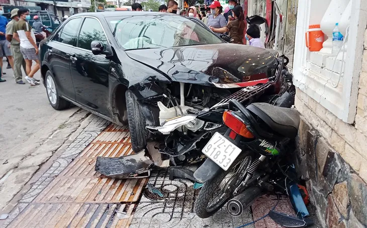 Ô tô húc văng hàng loạt xe máy, nhiều người bị thương - Ảnh 4.