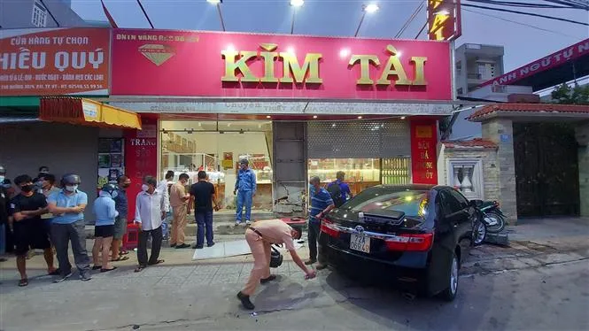Ô tô húc văng hàng loạt xe máy, nhiều người bị thương - Ảnh 2.