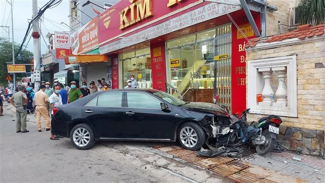 Ô tô húc văng hàng loạt xe máy, nhiều người bị thương - Ảnh 1.