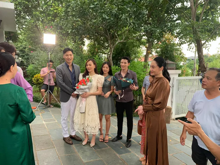 Hương vị tình thân tập cuối: Cả gia đình tặng hoa đón Nam trở về nhà - Ảnh 1. Hương vị tình thân tập cuối: Cả gia đình tặng hoa đón Nam trở về nhà - Ảnh 1.