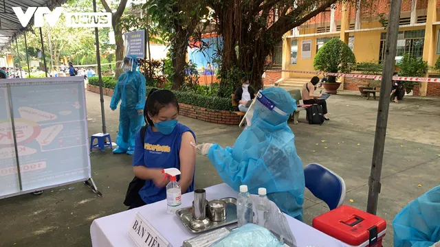 Những mũi tiêm vaccine COVID-19 đầu tiên cho trẻ em dưới 18 tuổi ở TP Hồ Chí Minh - Ảnh 4. Những mũi tiêm vaccine COVID-19 đầu tiên cho trẻ em dưới 18 tuổi ở TP Hồ Chí Minh - Ảnh 4.
