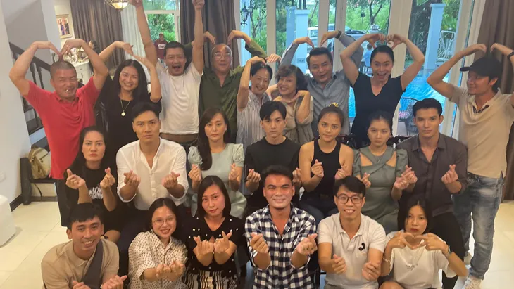 Hương vị tình thân tập cuối: Cả gia đình tặng hoa đón Nam trở về nhà - Ảnh 5. Hương vị tình thân tập cuối: Cả gia đình tặng hoa đón Nam trở về nhà - Ảnh 5.