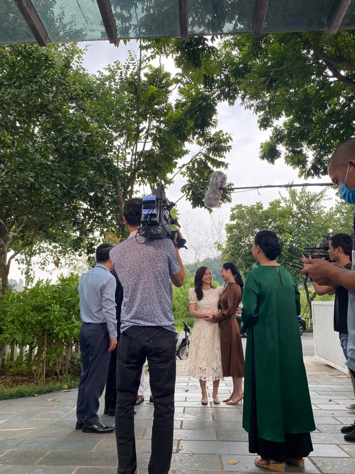 Hương vị tình thân tập cuối: Cả gia đình tặng hoa đón Nam trở về nhà - Ảnh 3. Hương vị tình thân tập cuối: Cả gia đình tặng hoa đón Nam trở về nhà - Ảnh 3.