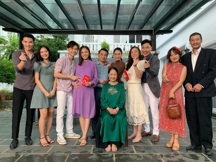 Hương vị tình thân tập cuối: Cả gia đình tặng hoa đón Nam trở về nhà - Ảnh 4. Hương vị tình thân tập cuối: Cả gia đình tặng hoa đón Nam trở về nhà - Ảnh 4.