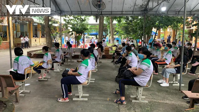 Những mũi tiêm vaccine COVID-19 đầu tiên cho trẻ em dưới 18 tuổi ở TP Hồ Chí Minh - Ảnh 3. Những mũi tiêm vaccine COVID-19 đầu tiên cho trẻ em dưới 18 tuổi ở TP Hồ Chí Minh - Ảnh 3.