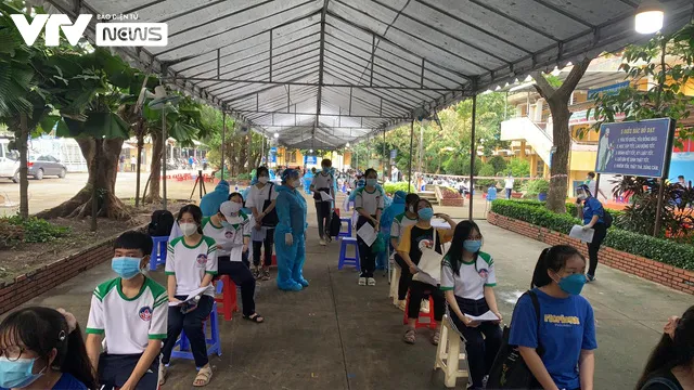Những mũi tiêm vaccine COVID-19 đầu tiên cho trẻ em dưới 18 tuổi ở TP Hồ Chí Minh - Ảnh 2. Những mũi tiêm vaccine COVID-19 đầu tiên cho trẻ em dưới 18 tuổi ở TP Hồ Chí Minh - Ảnh 2.
